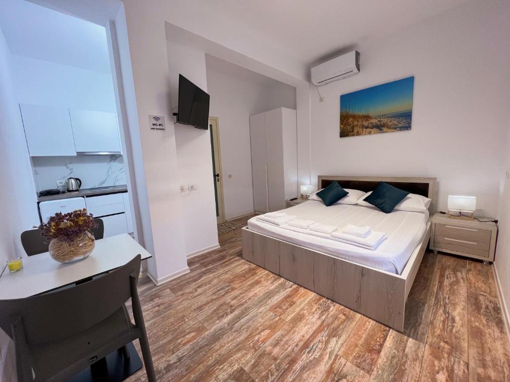 um quarto com uma cama grande e uma cozinha em Villa Kanto (Holiday apartments and rooms) em Vlorë