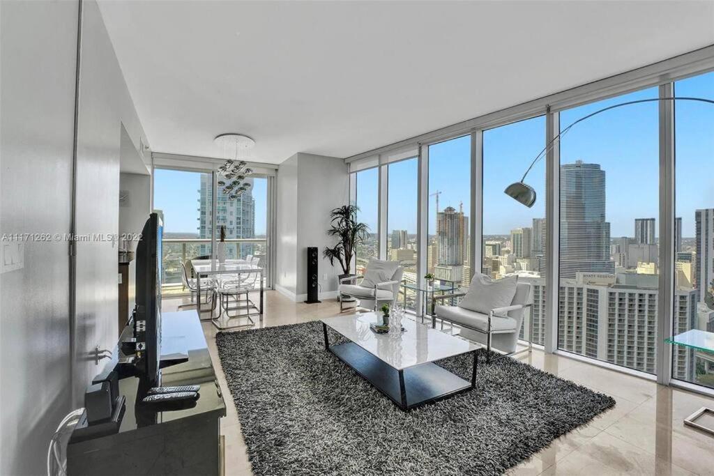 un soggiorno con vista sulla città di Waterfront Luxury Apartment 2 Bedrooms IconBrickell a Miami