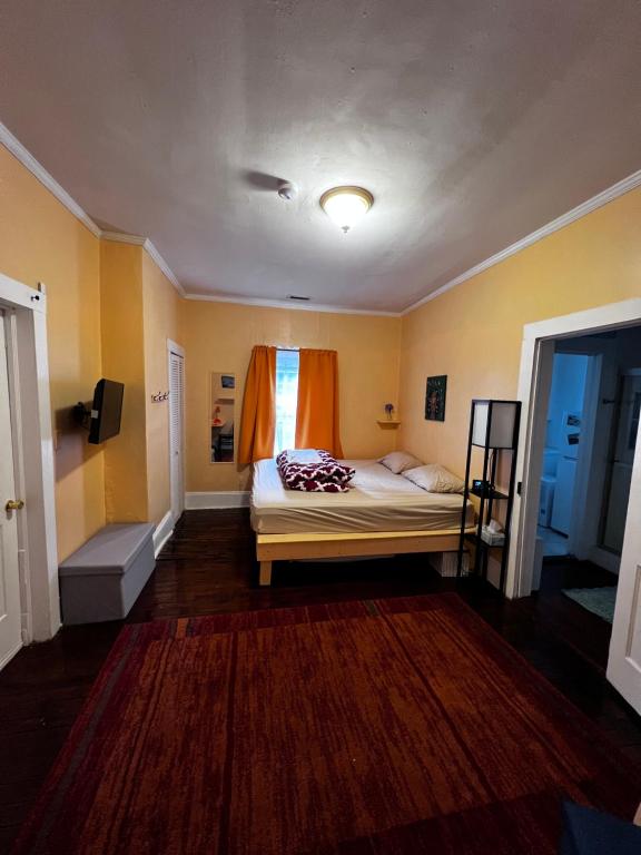 Ένα ή περισσότερα κρεβάτια σε δωμάτιο στο Lilac House from 1920 in Wilmington