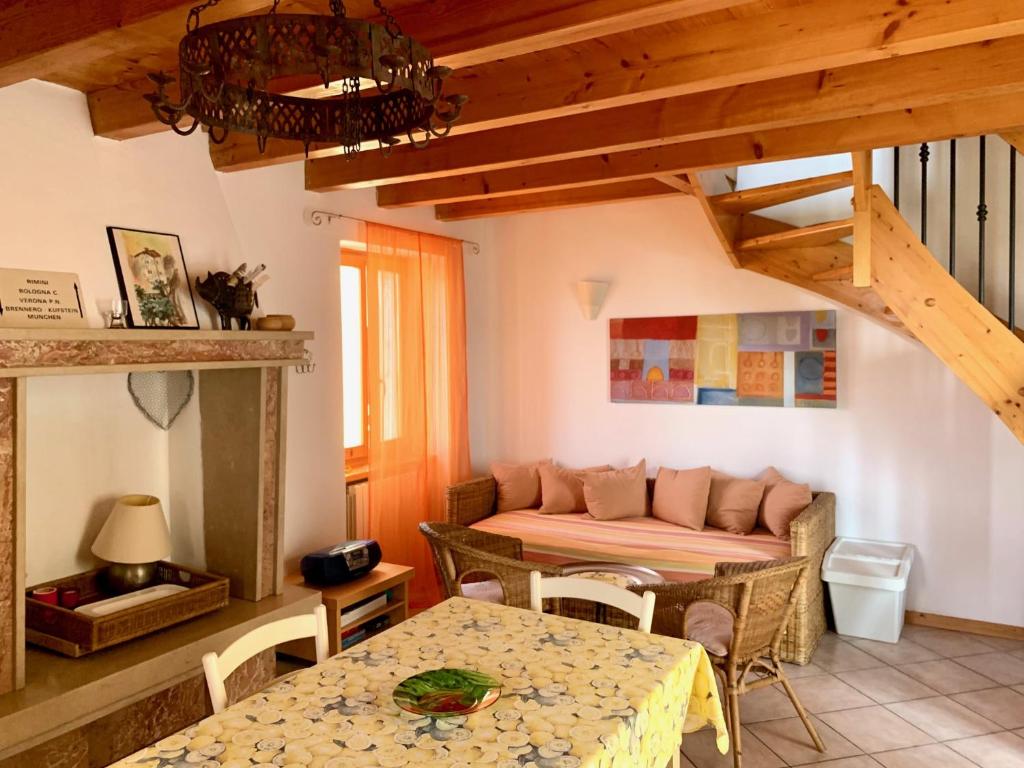 ein Wohnzimmer mit einem Sofa und einem Tisch in der Unterkunft Casa Lago in Brenzone sul Garda