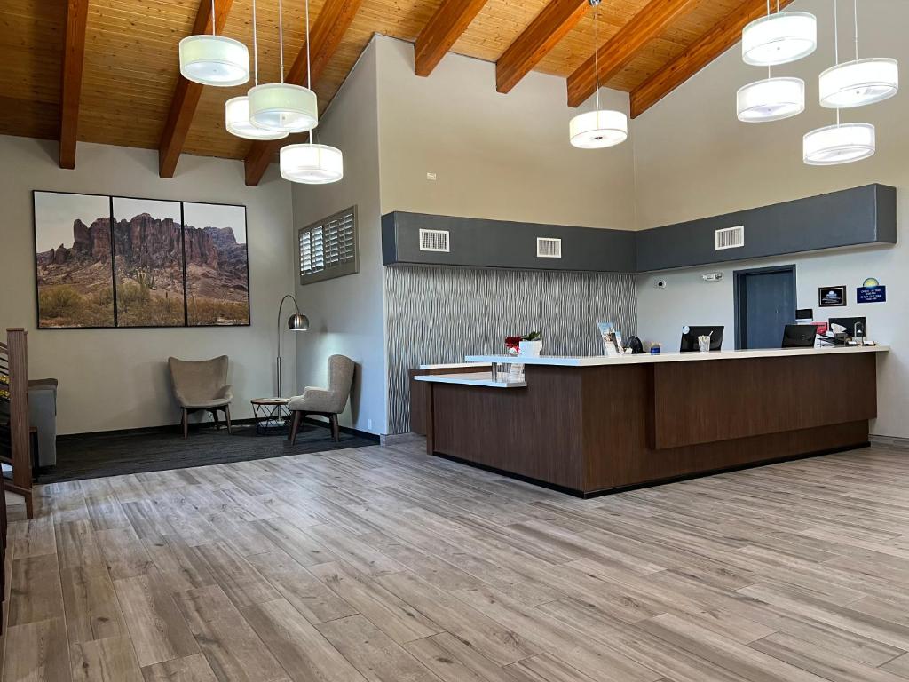 Vstupní hala nebo recepce v ubytování Days Inn & Suites by Wyndham Mesa Near Phoenix