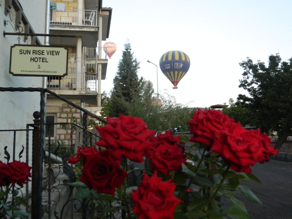 een hoop rode rozen en een heteluchtballon bij Sun Rise View Hotel in Goreme