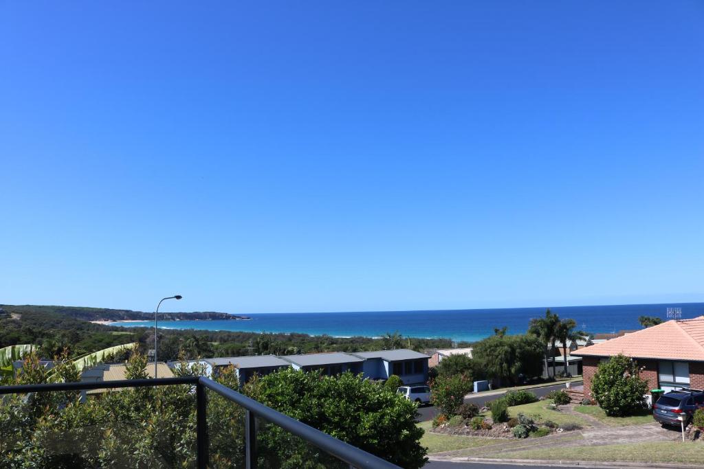 - une vue sur l'océan depuis le balcon d'une maison dans l'établissement The Views - 3 or 4 Bedroom, à Tura Beach