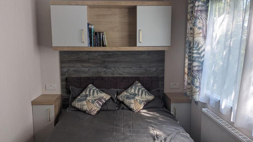 sypialnia z łóżkiem z 2 poduszkami w obiekcie Luxury caravan w mieście Porthmadog