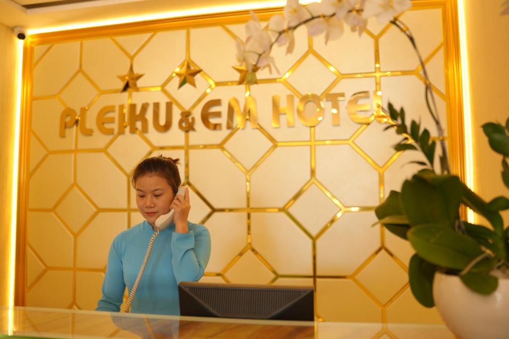 Predvorje ili recepcija u objektu Pleiku & Em Hotel by Gia Lai Tourist