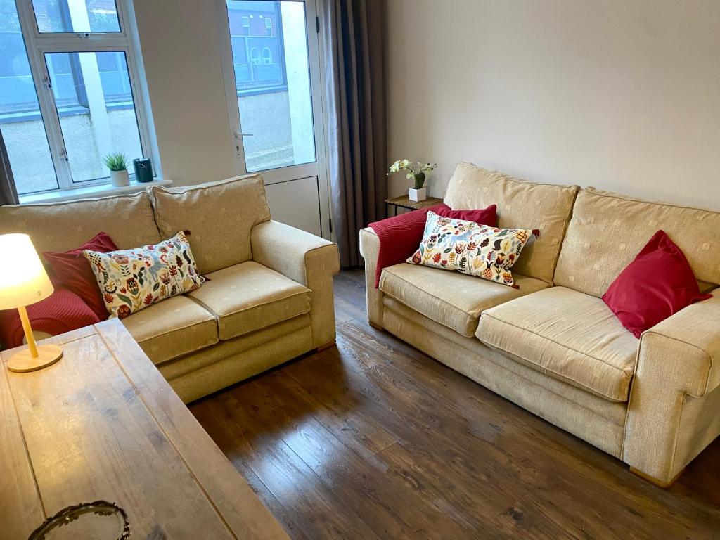 Sala de estar con 2 sofás y mesa en City centre house close to 3 Arena en Dublín