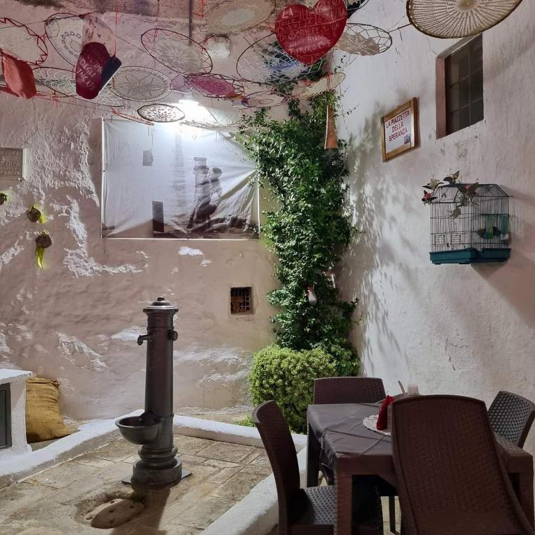 Posezení v ubytování DOMUS CESARE - dimora storica totalmente in pietra nel cuore del centro storico con cabina doccia pietra in camera e zona relax esterna-historic residence entirely made of stone in the heart of the historic center with stone shower cabin in the room