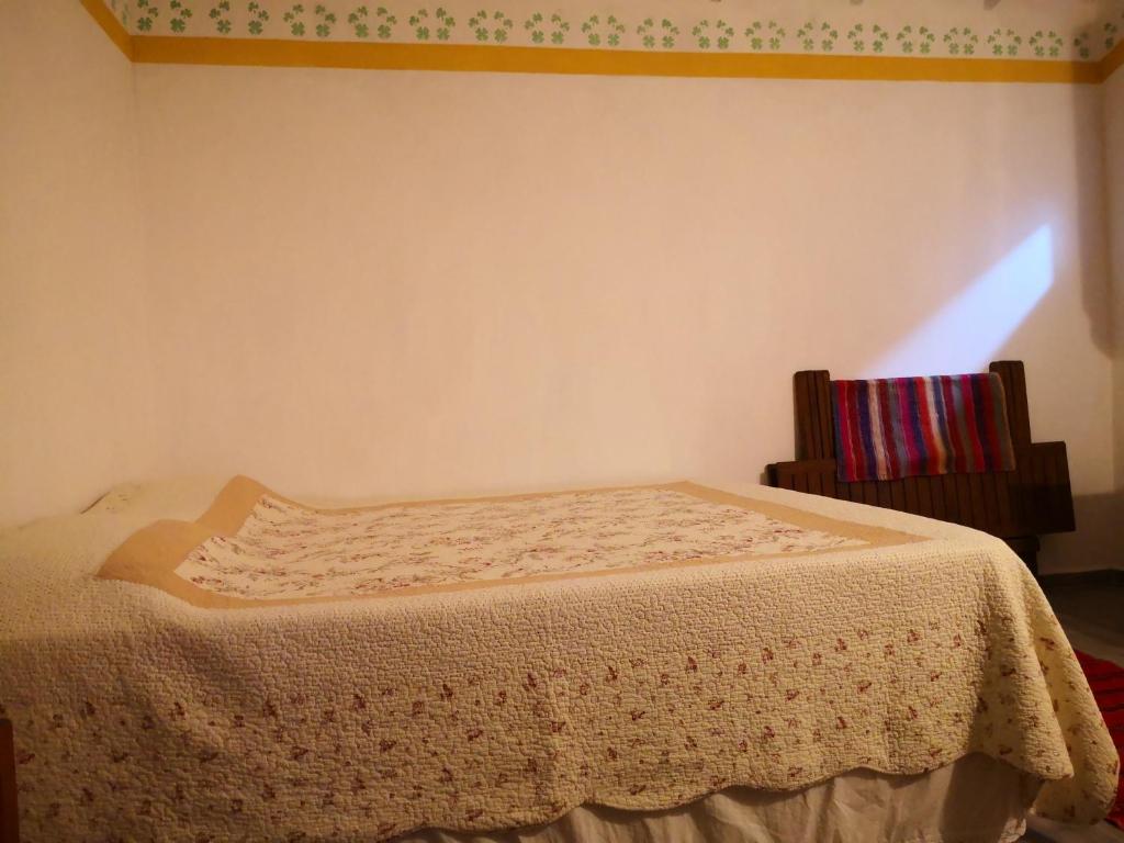 um quarto com uma cama com uma colcha branca em Dalaman Karia Thermal Spa Homes em Ortaca