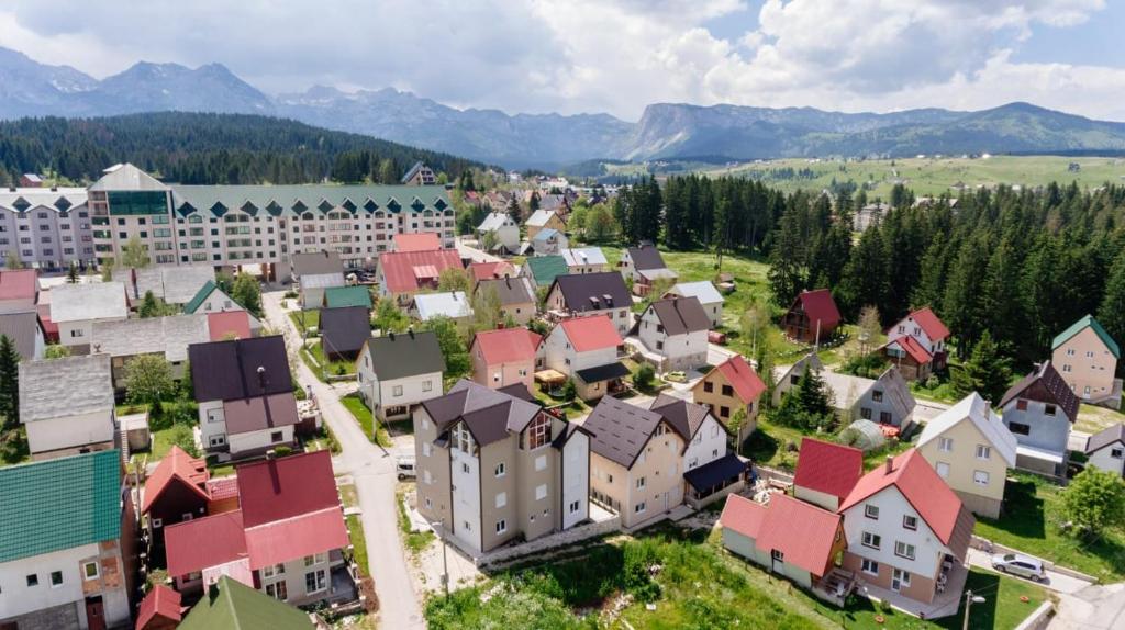 una vista aérea de una pequeña ciudad con casas en Premium Apartments en Žabljak