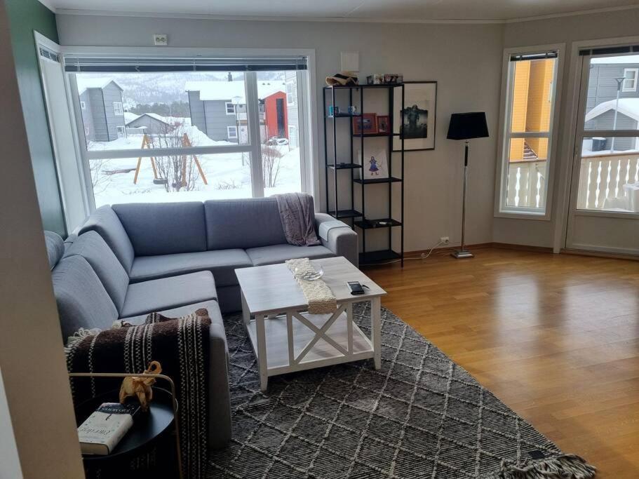 阿爾塔的住宿－bjørnemyra 29h, leilighet，客厅配有沙发和桌子
