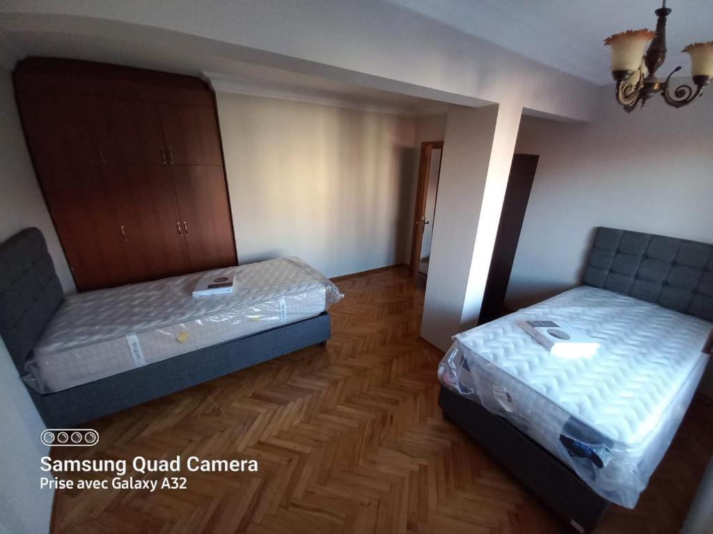 Habitación con 2 camas y sofá. en Appartement Dernier Etage Ortaköy No 6, en Estambul