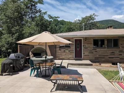 eine Terrasse mit einem Tisch und einem Sonnenschirm in der Unterkunft Scenic Solitude in Dryfork