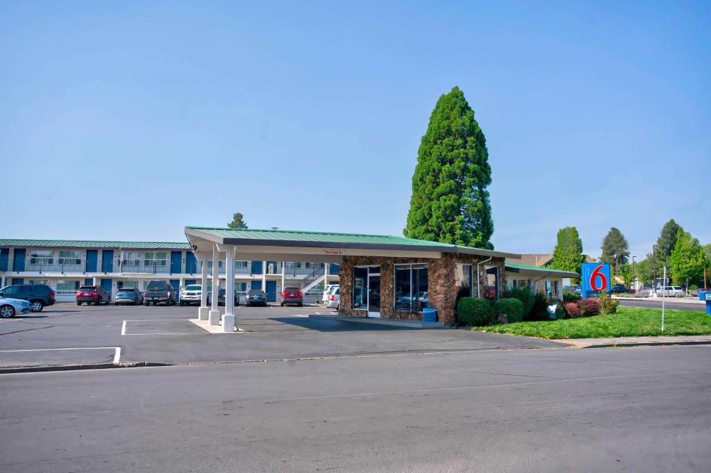 a parking lot in front of a building at Motel 6-Bend, OR in Bend