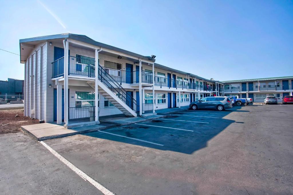 a building with a car parked in a parking lot at Motel 6-Bend, OR in Bend