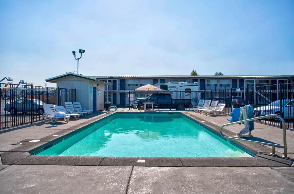 a swimming pool in front of a building with a rv at Motel 6-Bend, OR in Bend