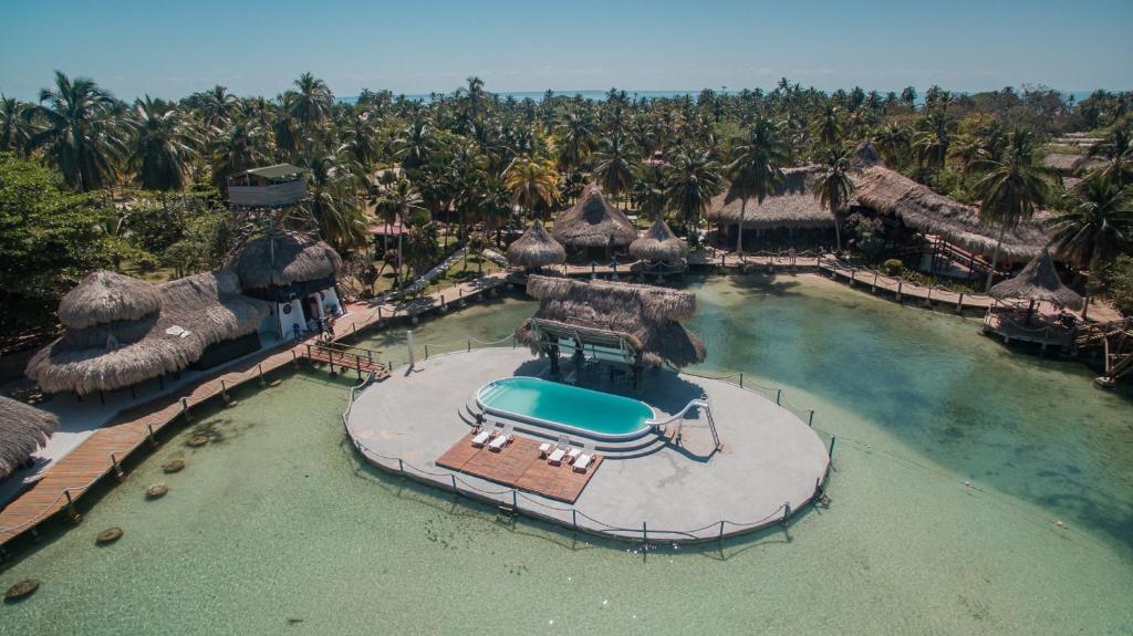una vista aérea de una piscina en un complejo en Múcura Club Hotel, en Isla Mucura