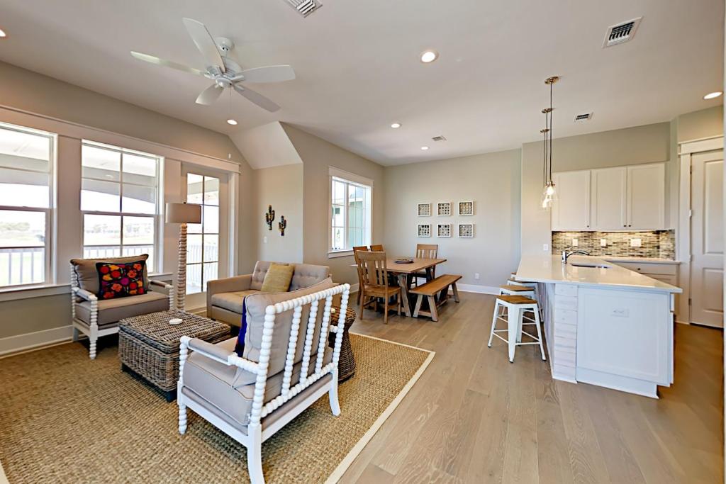 una cucina e un soggiorno con un divano e un tavolo di Palmilla Beach House Golf course Sunset and Bay views a Port Aransas
