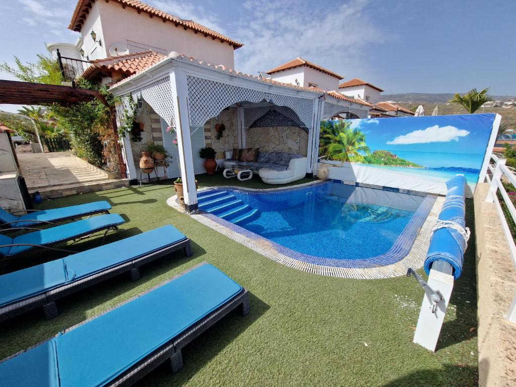 uma villa com uma piscina e um gazebo em Villa Habibi Luxury 5B em Chayofa