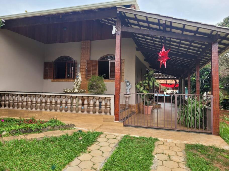 una casa con un porche con una estrella roja colgando de ella en Refúgio Bonanza en Teixeiras