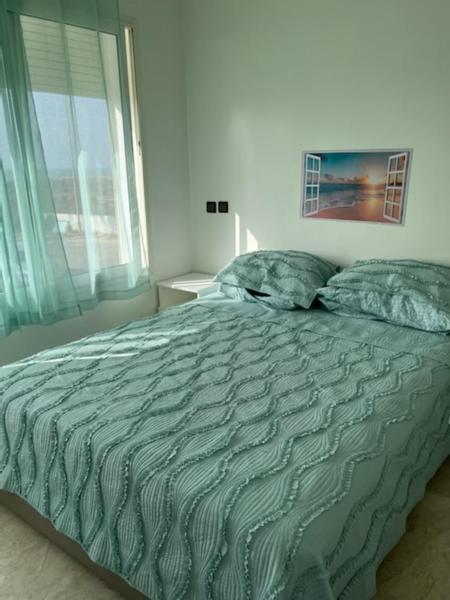 カサブランカにあるLes perles de tamarisのベッドルーム1室(大型ベッド1台、窓付)