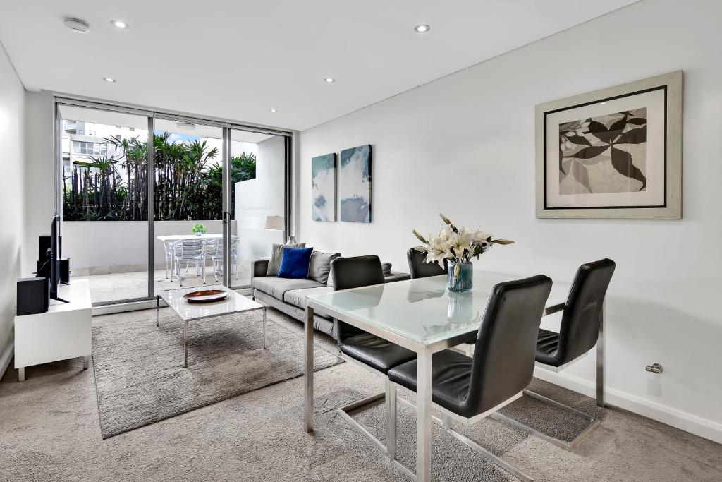 - un salon avec une table et un canapé dans l'établissement Spacious Two bedroom apartment - St Leonards AL25, à Sydney