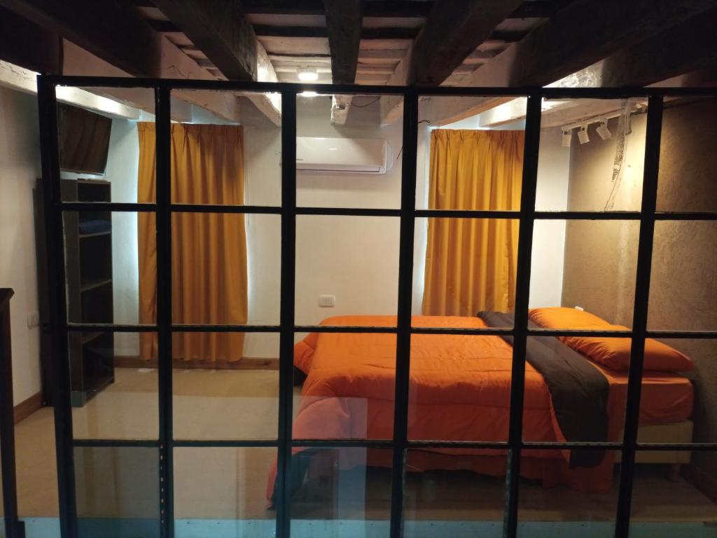 um quarto com uma cama numa gaiola em MAJITO Rest&dream em Goya