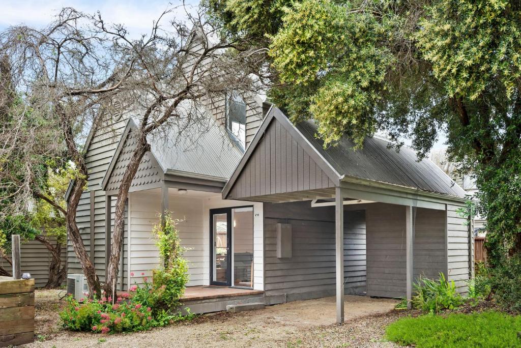 una pequeña casa con techo gris en Lonsdale Villa 8, en Point Lonsdale