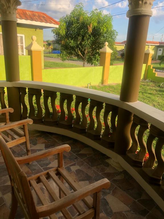 J&R Sunshine Retreat - One-Bedroom Apartment