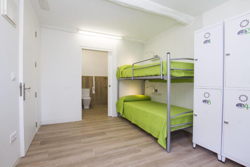 Postel nebo postele na pokoji v ubytování Lekeitio Aterpetxea Hostel