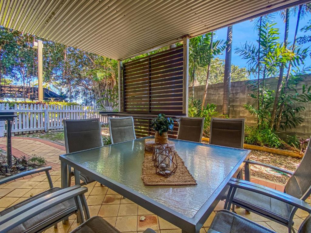 une table bleue et des chaises sur une terrasse dans l'établissement Picnic Bay Apartments Unit 1, à Picnic Bay