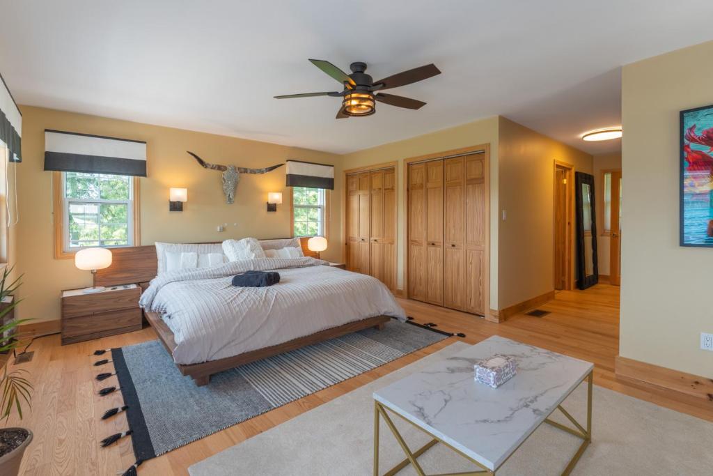 1 dormitorio con 1 cama y ventilador de techo en The Farmhouse - Luxury 5BR - Bay View - Waterfront - WFH - Home Gym, en Belleville