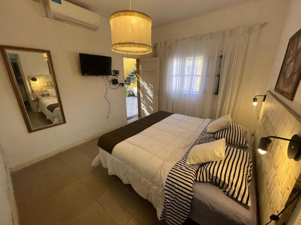 una camera con un letto e uno specchio di Quiet, Central Apartment To Feel Good - www_el-rincon_rentals a La Rioja