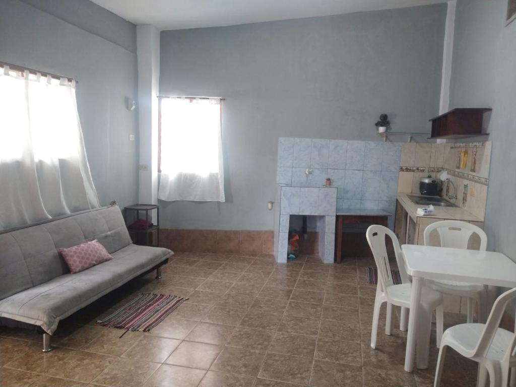 een woonkamer met een bank en een tafel bij Descansa antes de ir a Iquitos in Yurimaguas