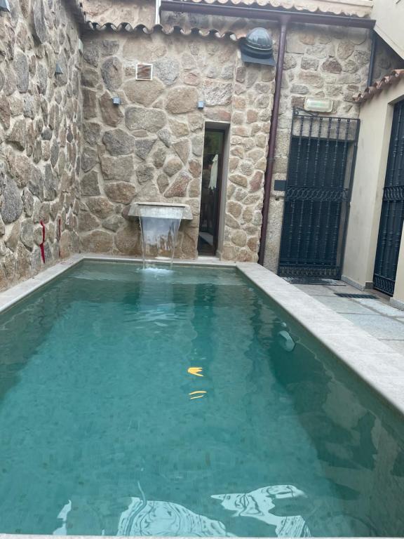 Bazén v ubytování LA CASONA DE BAUTISTA 4 estrellas con piscina montanchez CACERES nebo v jeho okolí