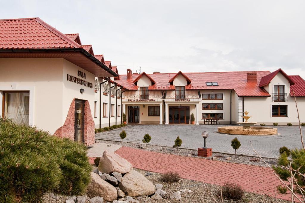 un gran edificio con techo rojo en Villa Anna, en Tarnobrzeg