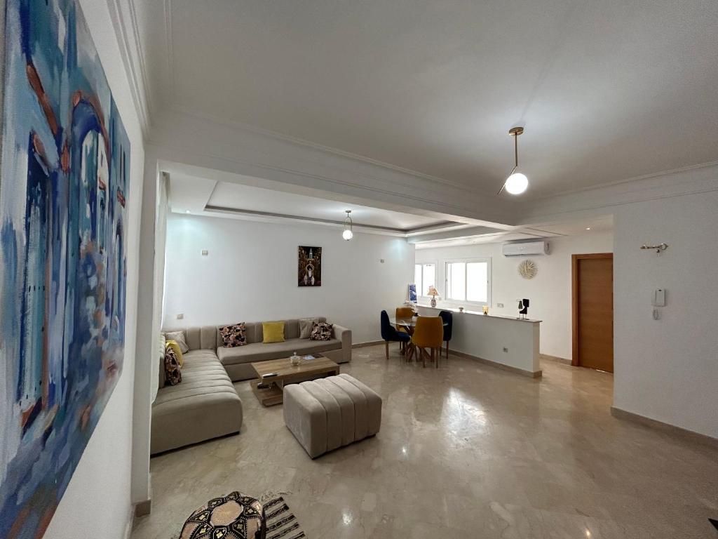 a living room with a couch and a table at Place Mozart - centre-ville in Tangier