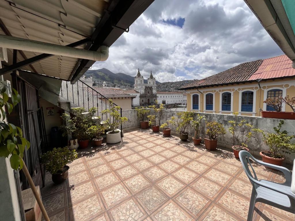 un cortile con piante in vaso e un edificio di Hostal Benalcazar a Quito