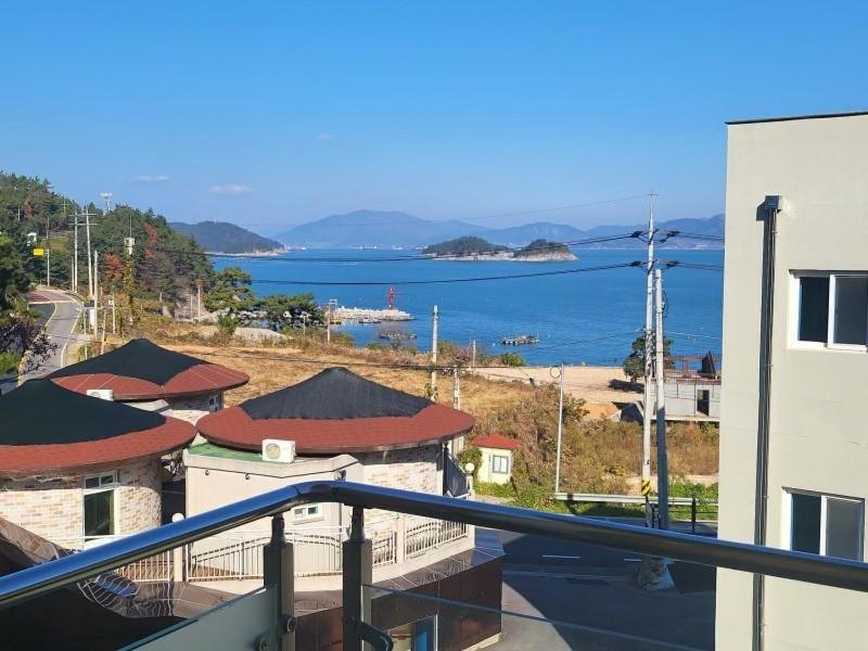 - un balcon offrant une vue sur l'océan dans l'établissement Village Pier Pension - Garden, à Yeosu