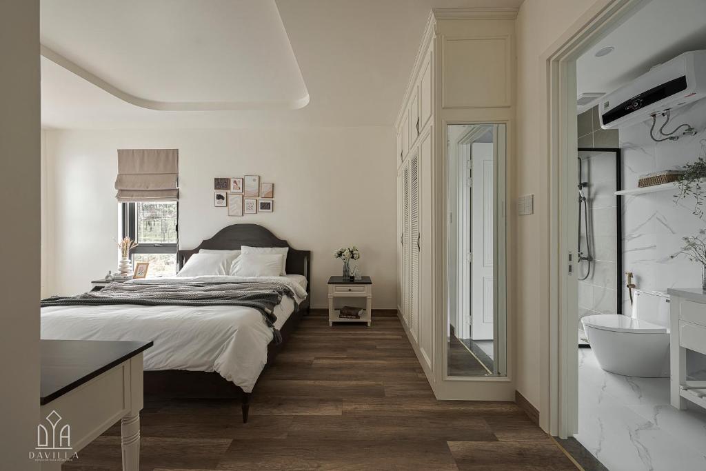 Postel nebo postele na pokoji v ubytování Davilla Đà Lạt Villa Collection