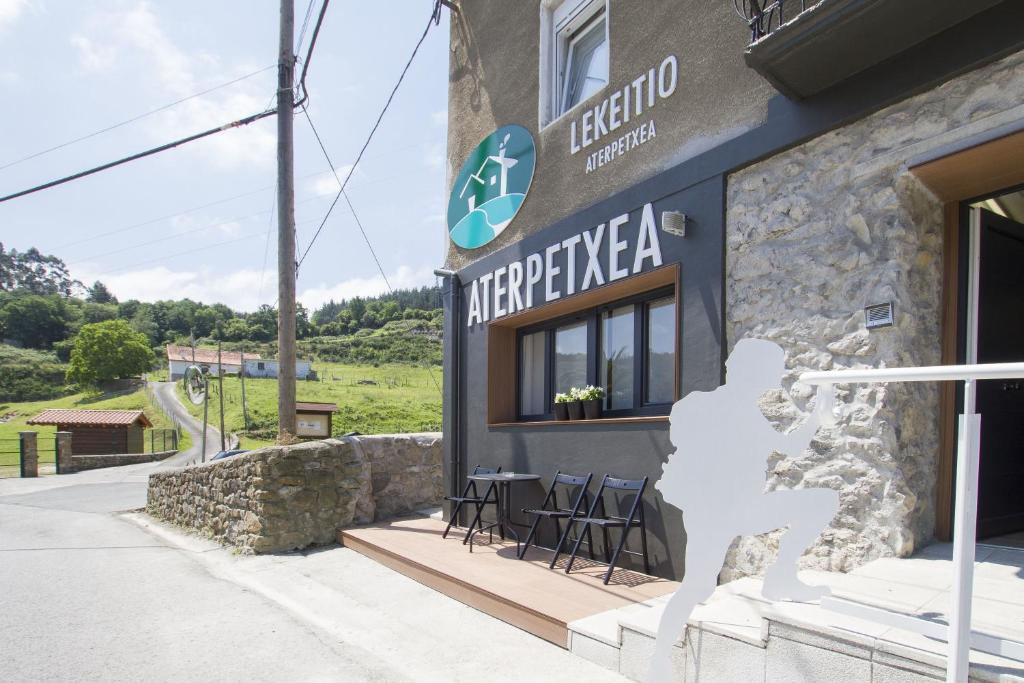 un bâtiment avec une statue extérieure dans l'établissement Lekeitio Aterpetxea Hostel, à Lekeitio