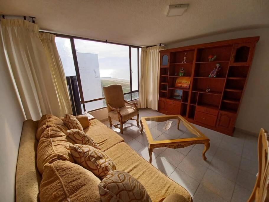 uma sala de estar com um sofá e uma mesa em RH05 Riohacha amplio apto mirando al mar 2Hab 4Per em Ríohacha