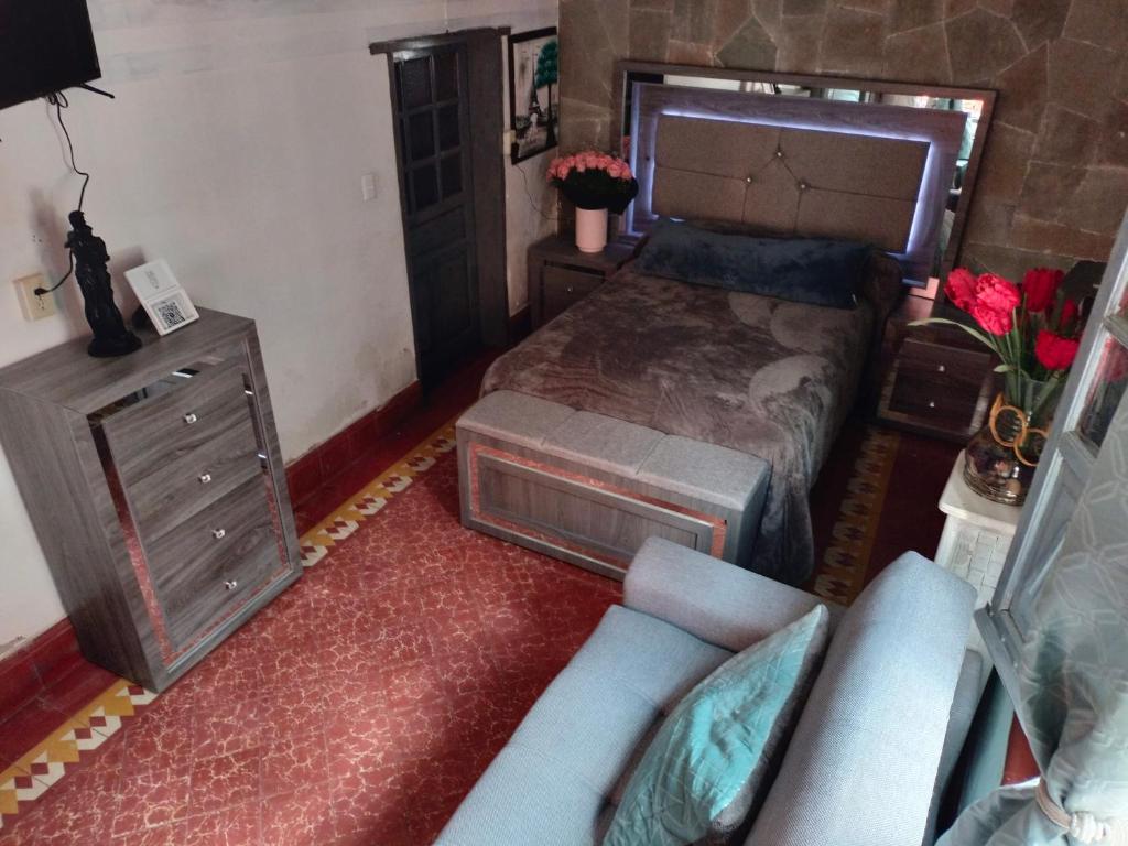 1 dormitorio con 1 cama y 1 sofá en Barranca12, en Guanajuato