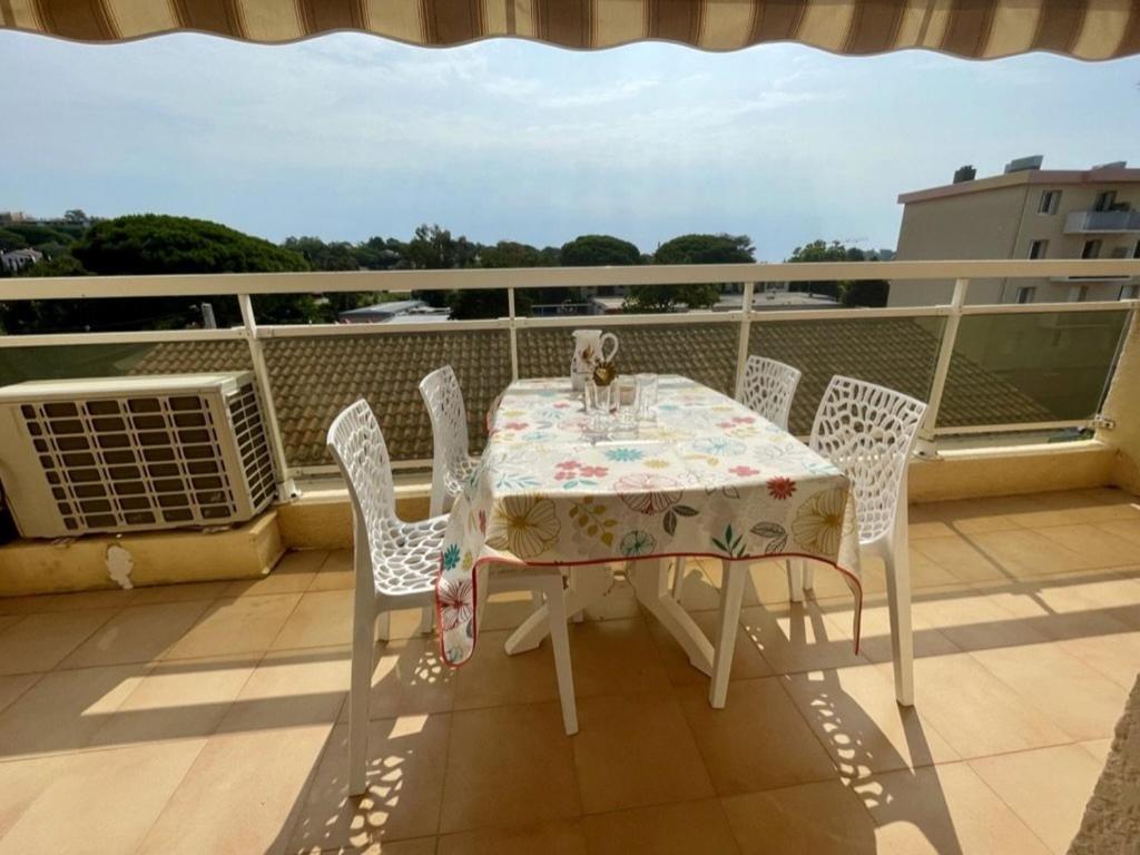 une table blanche et des chaises sur un balcon dans l'établissement Appartement climatisé 2 pièces cabine, 4 couchages, proche plage et centre, Cavalaire-sur-Mer - FR-1-226B-171, à Cavalaire-sur-Mer