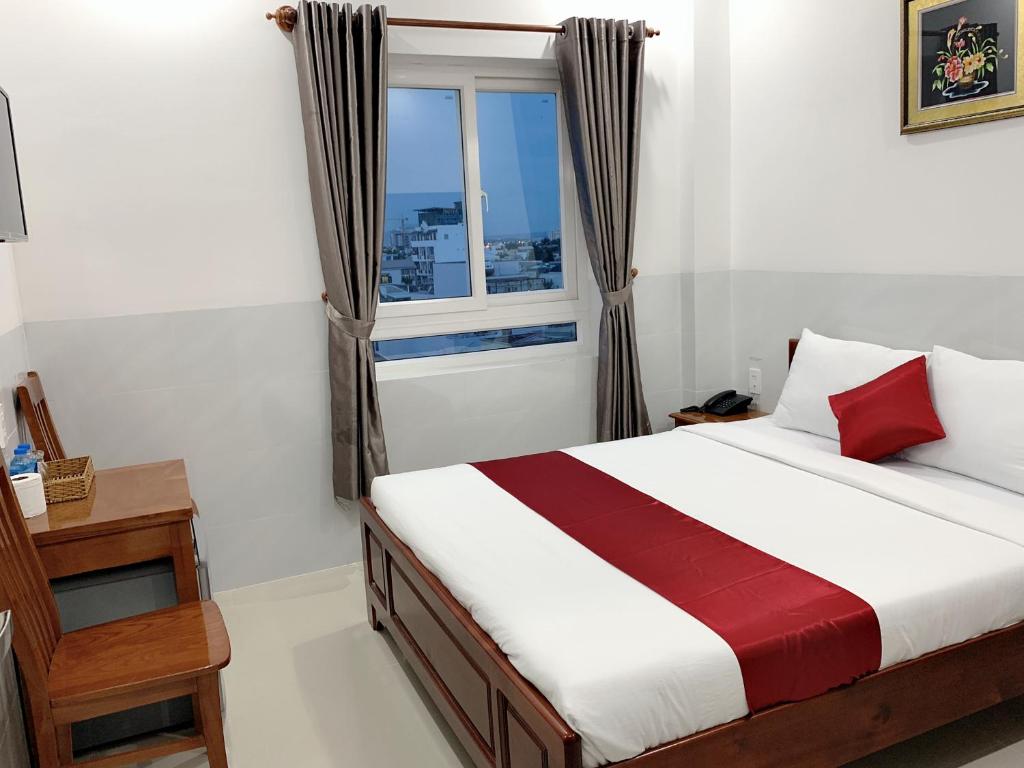 Кровать или кровати в номере Khách Sạn Chiêu Chương