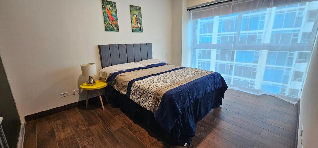 - une chambre avec un lit et une fenêtre dans l'établissement Apartamentos con extraordinarias ubicaciones, à San José