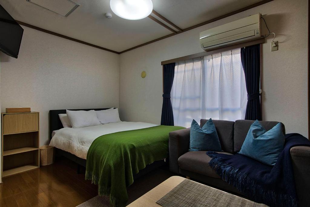 Ένα ή περισσότερα κρεβάτια σε δωμάτιο στο GraftFlat Wakamatsu B 2BR for 4 Guest, Shinjuku Backyard!