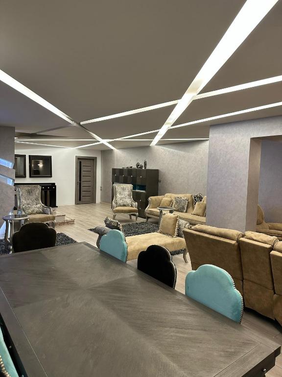 Posezení v ubytování Trio villa with falls in compound فلا بحديقة كبيره وشلالات صناعية