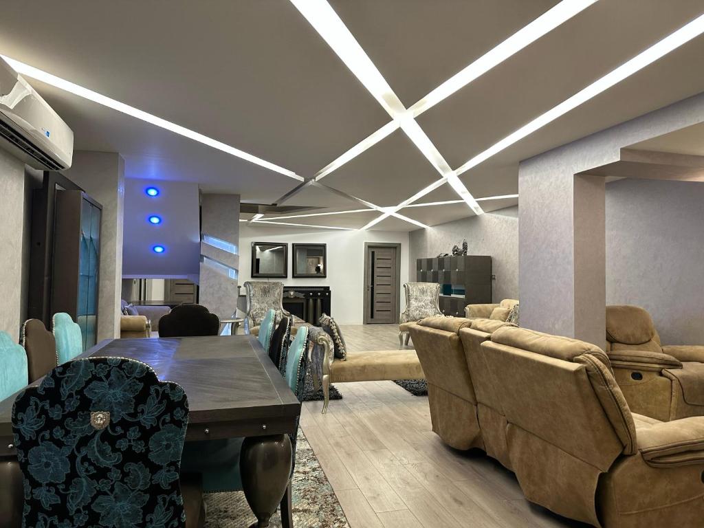 Posezení v ubytování Trio villa with falls in compound فلا بحديقة كبيره وشلالات صناعية