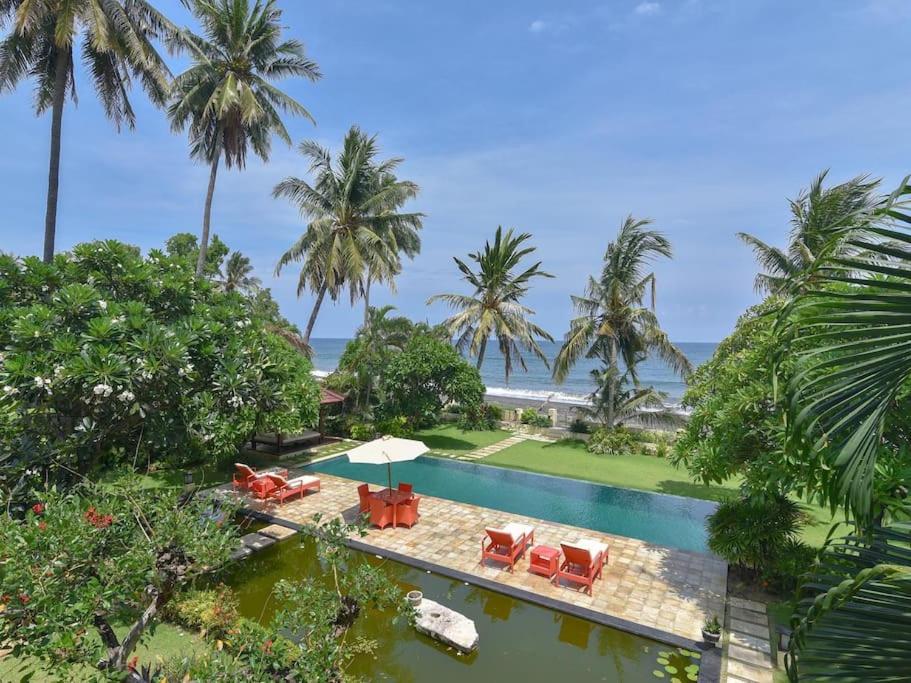 einen Luftblick auf ein Resort mit einem Pool und Palmen in der Unterkunft Villa Singkenken in Kubutambahan
