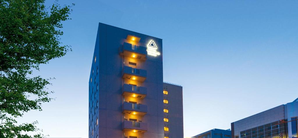 wysoki budynek z oświetleniem na boku w obiekcie Hotel Katsuyama Premiere w mieście Matsuyama